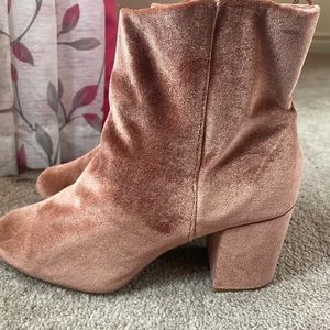 ❌SOLD❌ Old Navy Heeled Velvet Boots